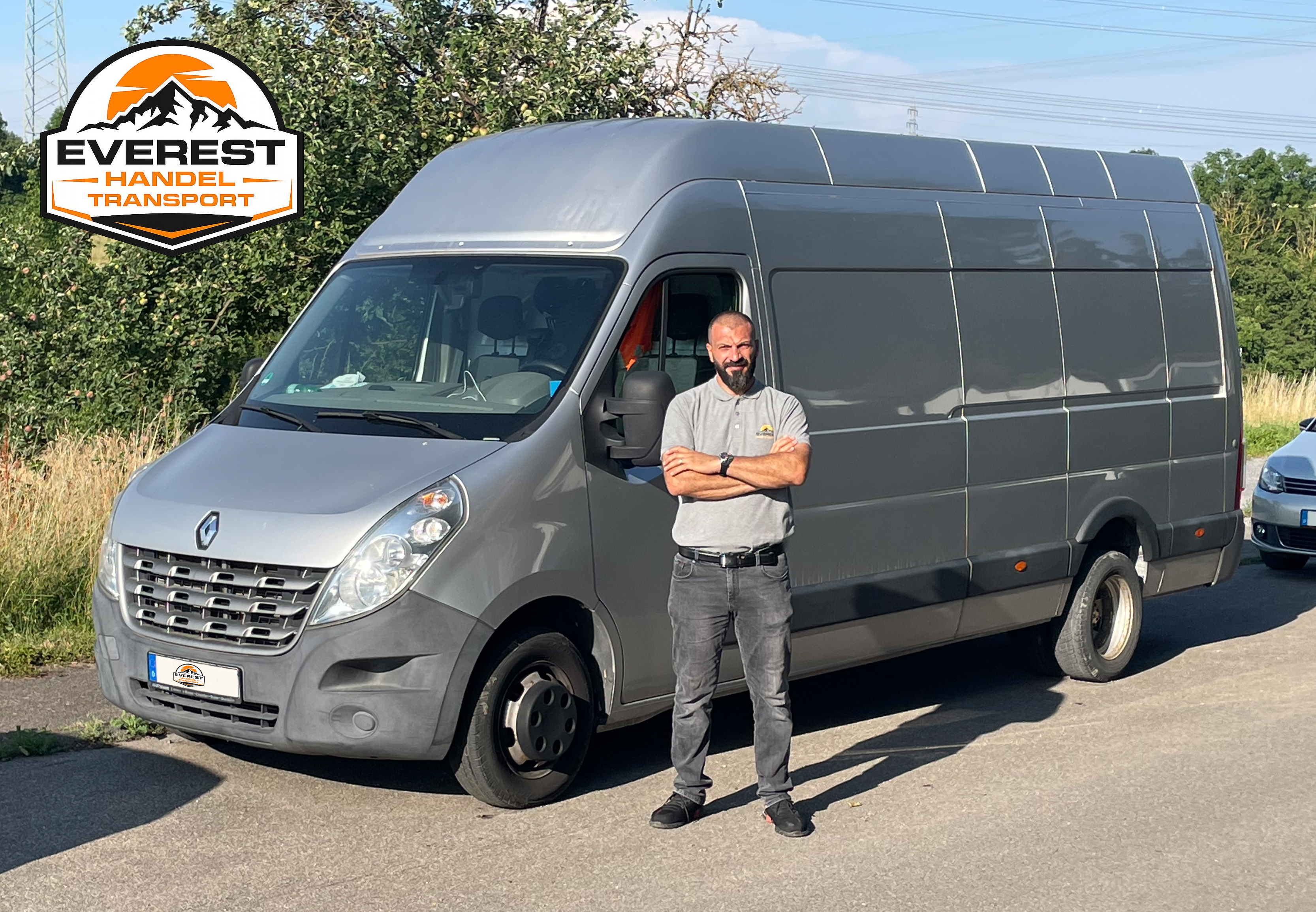 Auf dem Bild ist der Besitzer von Everest Handel und Transport und sein Sprinter.